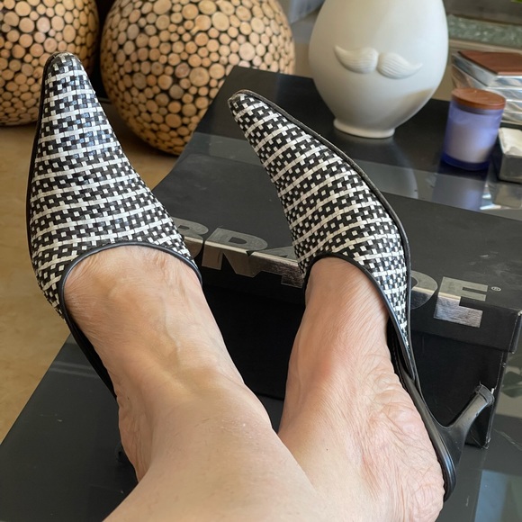 LIKE BOTTEGA BLACK & WHITE MULES - Picture 2 of 9